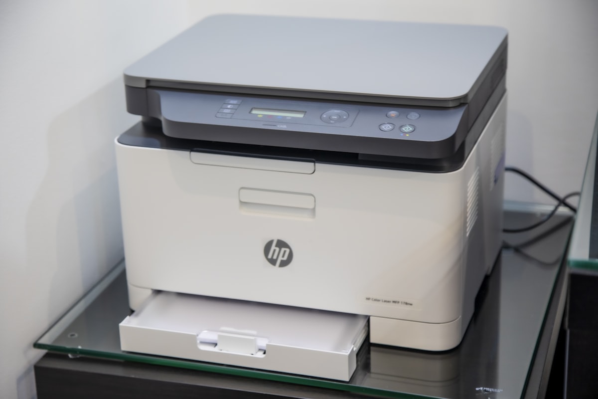 Printer die aangesloten en ingesteld wordt